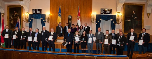 Átadták a Holnap városáért 2015 díjakat A Holnap városáért Díj 2015 díjazottjai (alsó sorban) és a Bíráló Bizottság tagjai (felső sorban)