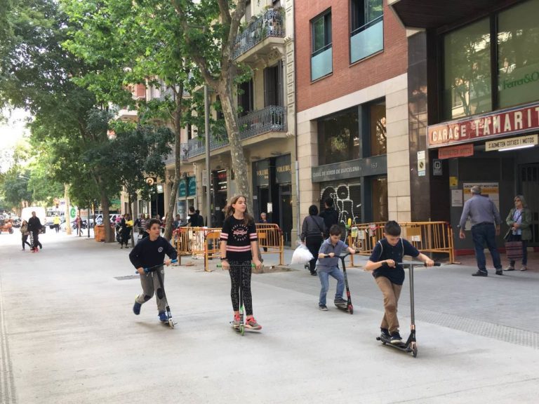 Gyerekek robogóval Barcelonában