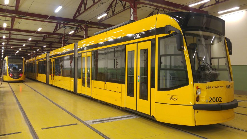 Még a villamos is mosolyog… Még a villamos is mosolyog...