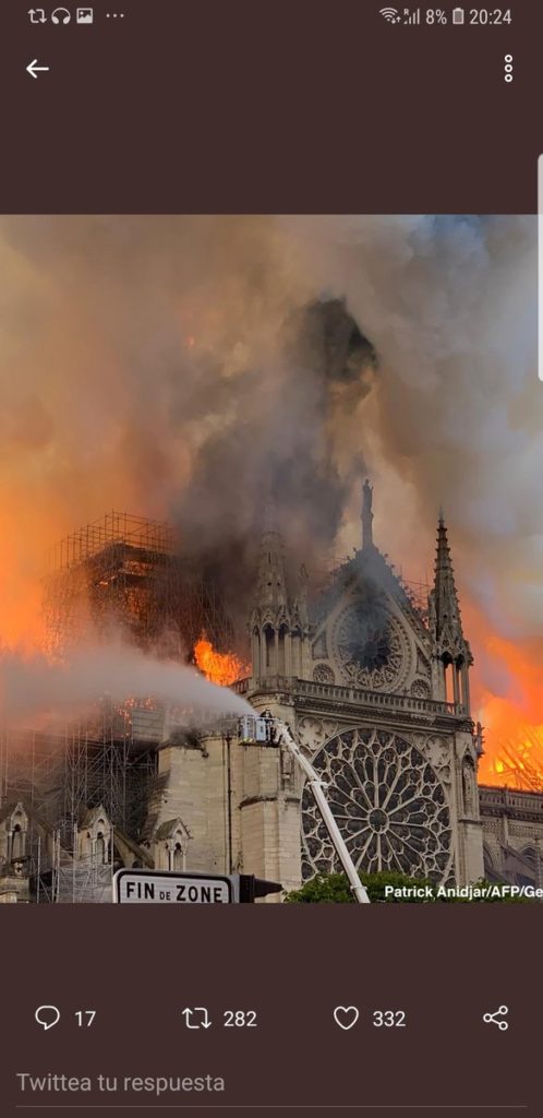 Twitter /Égő Párizsi Notre Dame