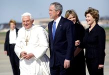 George Bushnak szobrot állítanak Budapesten George Bush és XVI Benedek pápa