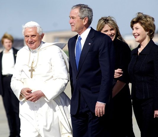 George Bushnak szobrot állítanak Budapesten George Bush és XVI Benedek pápa
